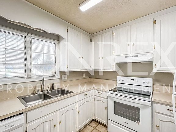 5th image of 3232 Little John Dr