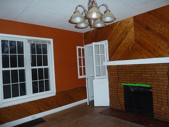 5th image of 216 SE Oakland St