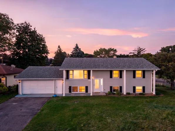 2162 Maple Ln E, Maplewood, MN 55109