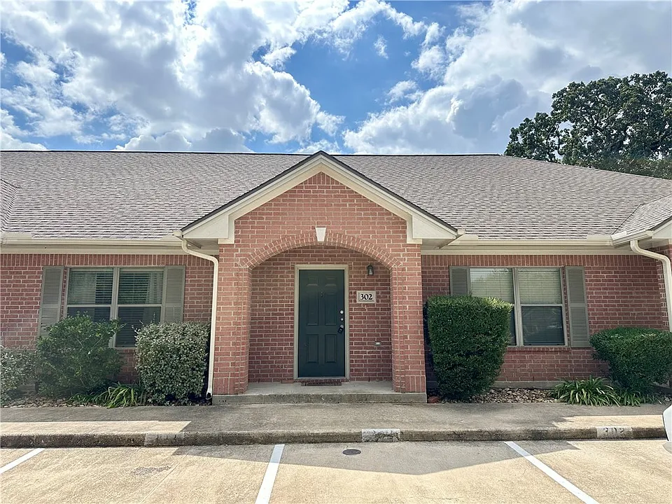1702 Deacon Dr #302