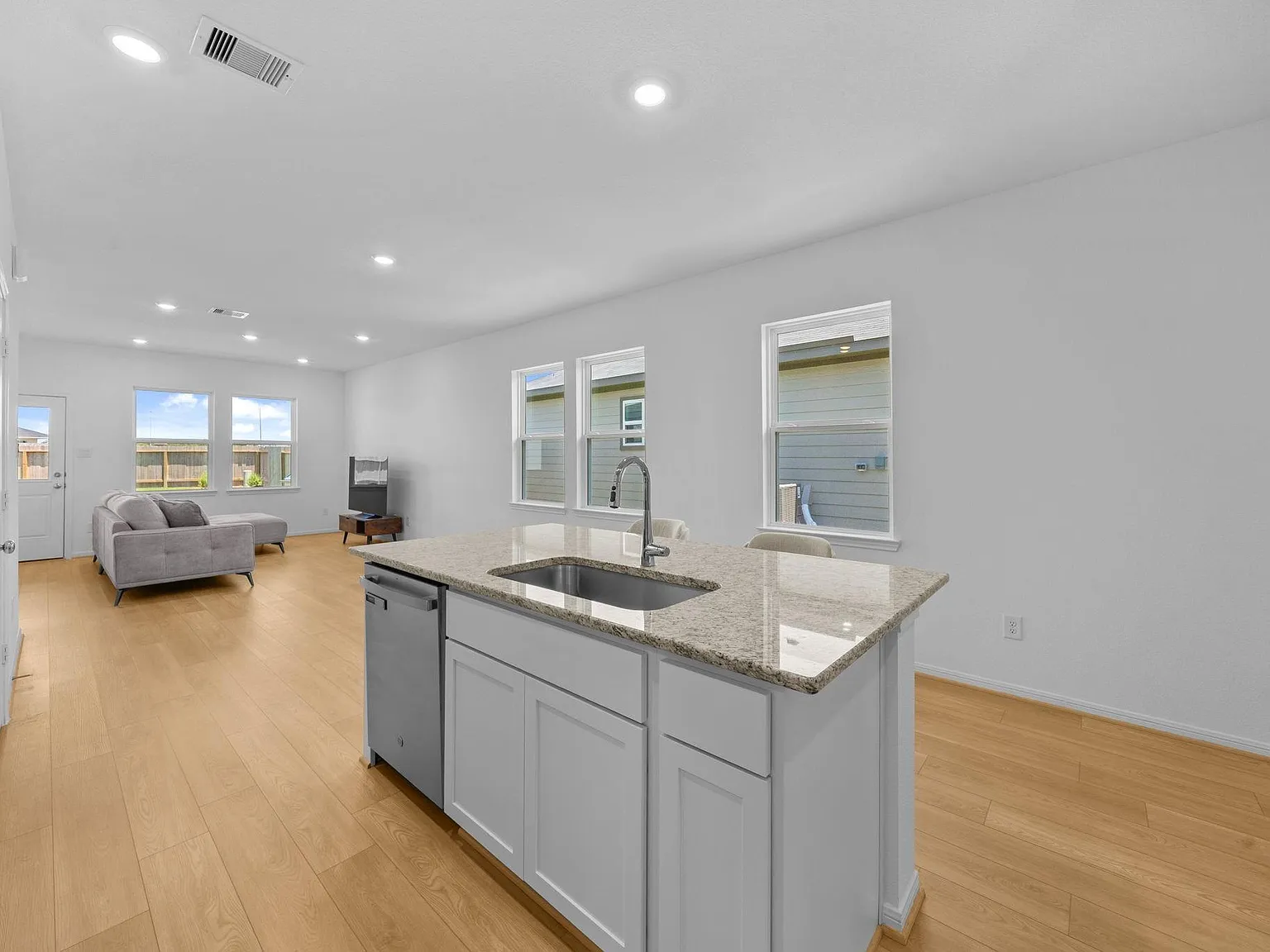 3 bed, 2.0 bath, 1410 sqft, $2,000 — Photo 4