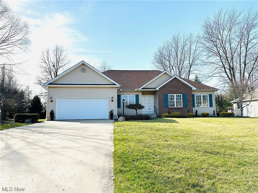 220 Country Club Dr SE photo 1