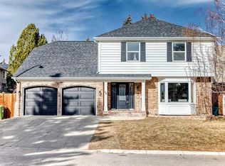 36 E Stradbrooke Way SW, Calgary, AB T3H 1S5