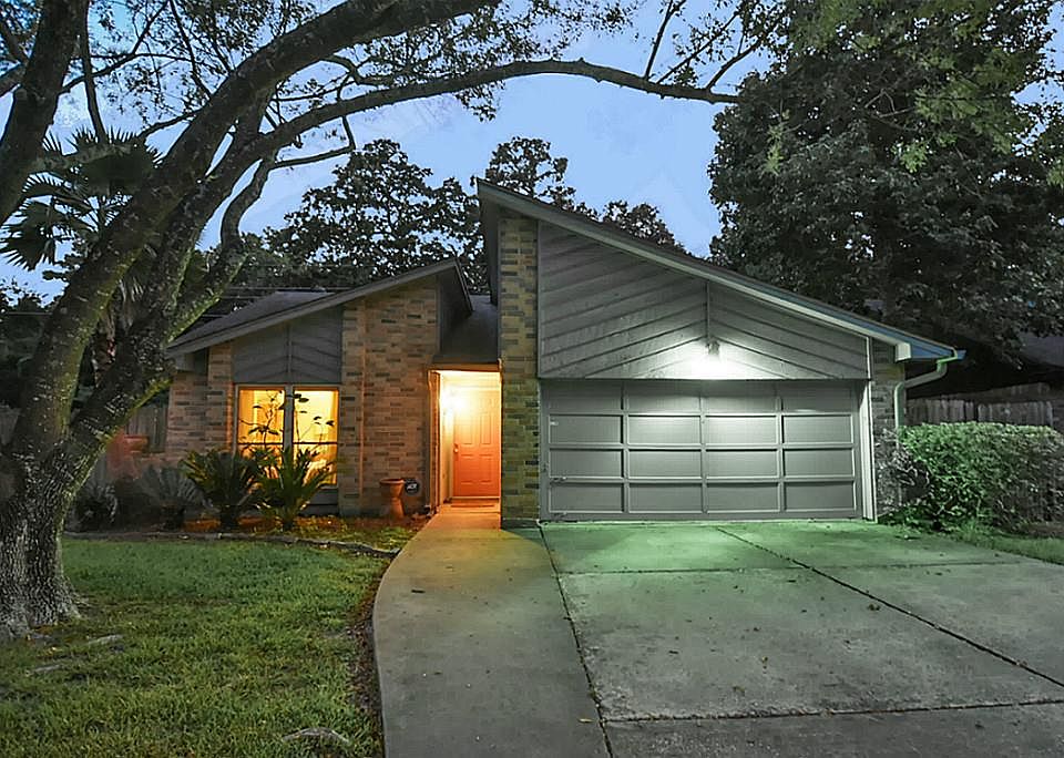 1st image of 20201 Fox Glen Ln