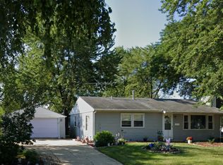 135 Adobe Cir, Carpentersville, IL 60110