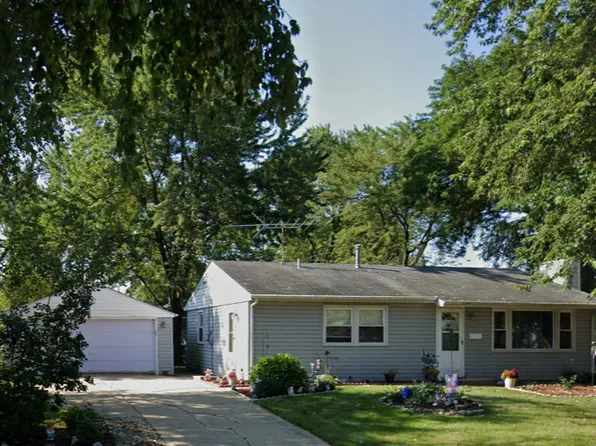 135 Adobe Cir, Carpentersville, IL 60110
