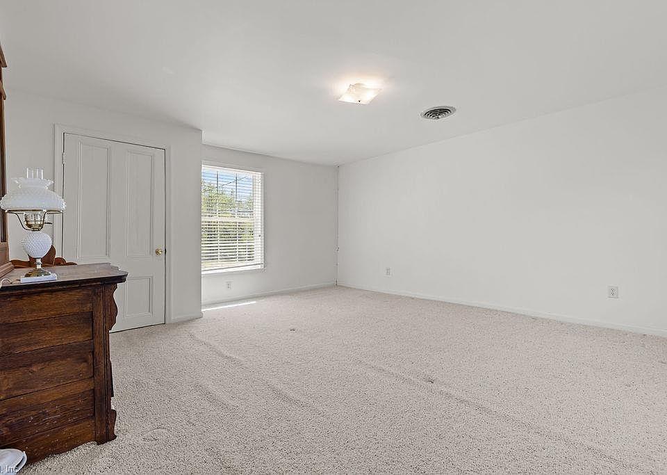 31st image of 15313 Broad St