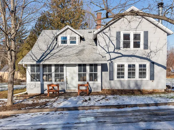 112 E High St, Weyauwega, WI 54983