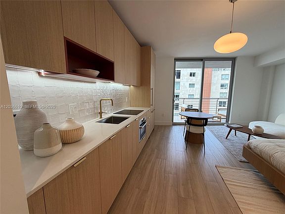 4th image of 90 NE 32nd #1014