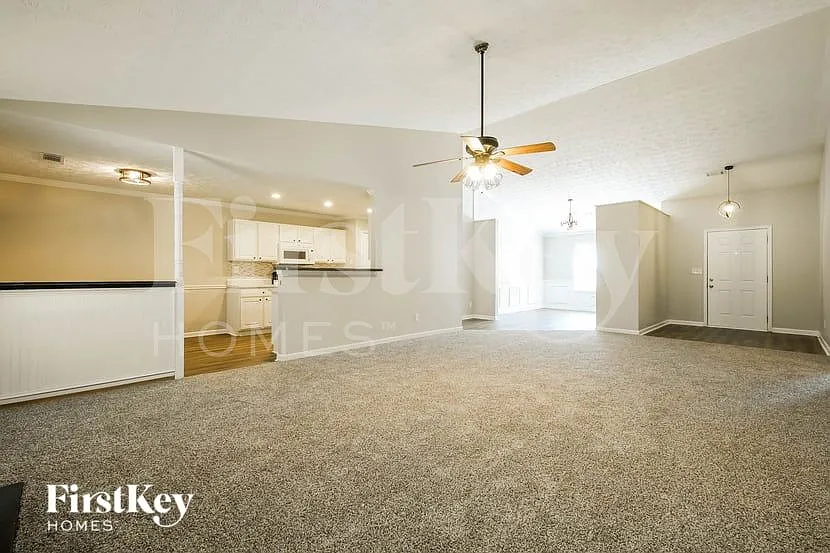 3 bed, 2.0 bath, 1960 sqft, $2,205 — Photo 3