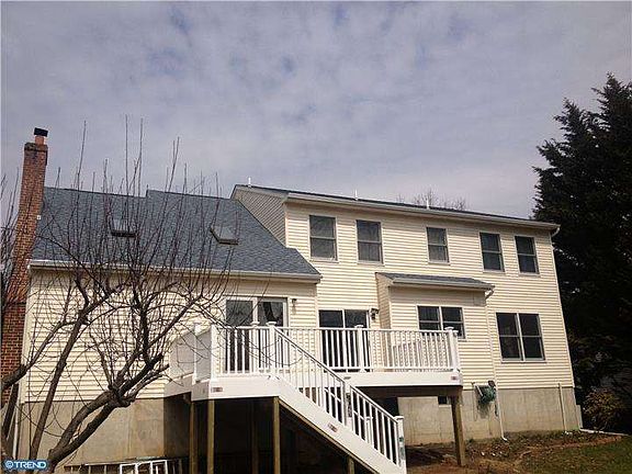 2nd image of 215 Beau Tree Dr