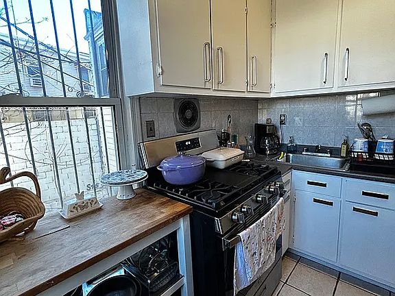 3rd image of 1023 Willoughby Ave #2