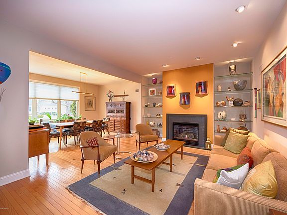 4th image of 55 Thornbrooke Dr