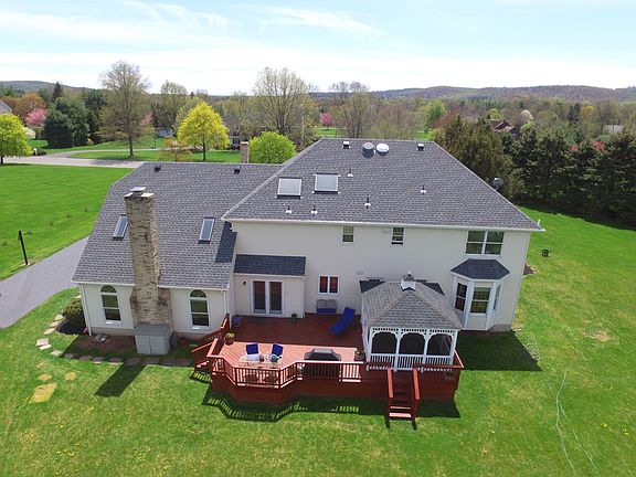 Spacious Deck & Gazebo