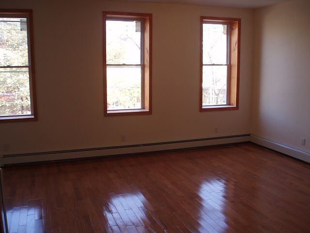 2nd image of 525 Pine St