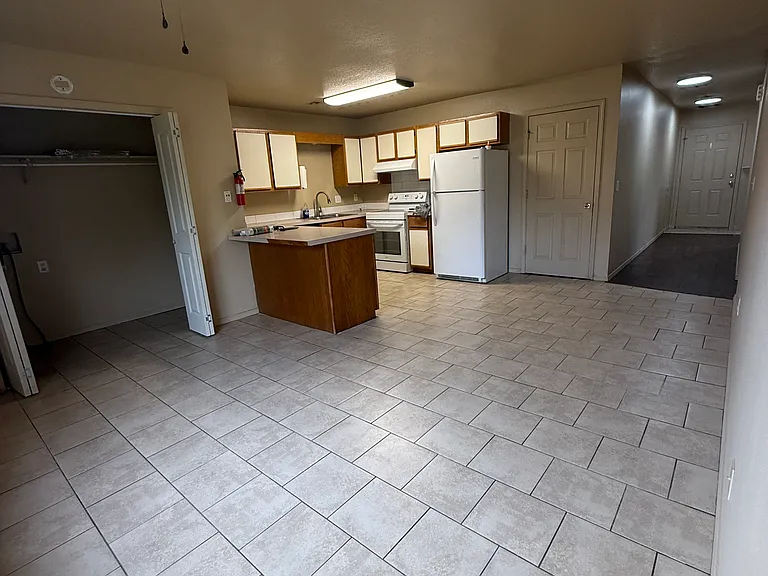 704 E Eastview Dr — Photo 3