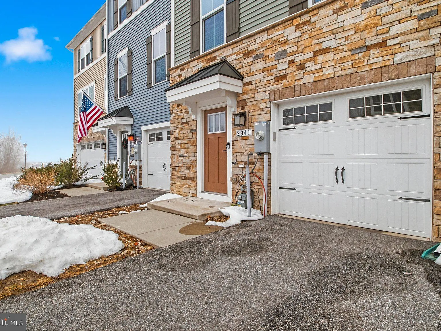 3 bed, 2.5 bath, 2320 sqft, $3,100 — Photo 3