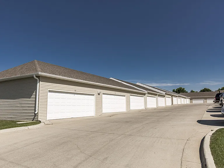 Bismarck, ND Sunset Ridge Apartments | Garage