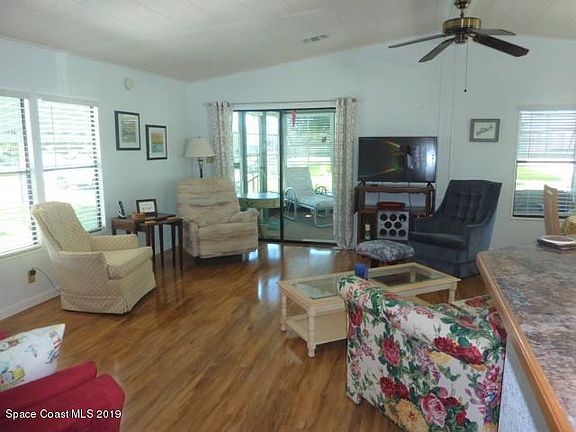 3rd image of 905 Thrush Cir