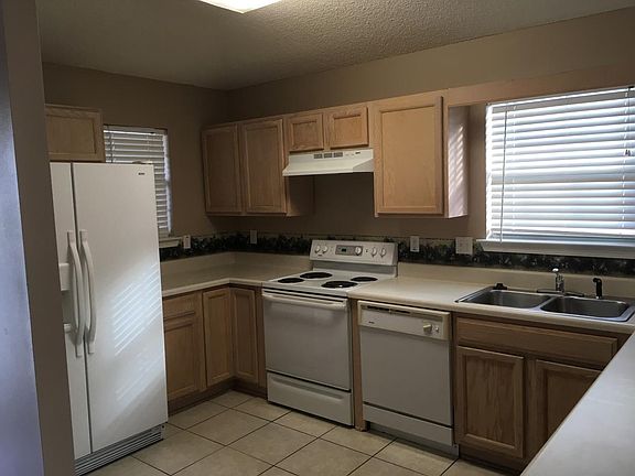 Lots of Cabinets, Lg Side by Side