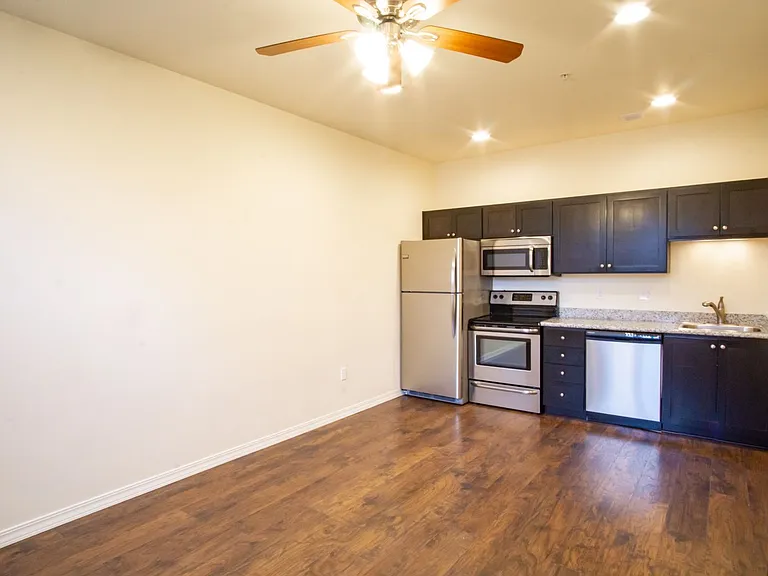 610 SE Spokane St #5 — Photo 3