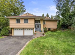 95 Patchogue Dr, Rocky Point, NY 11778