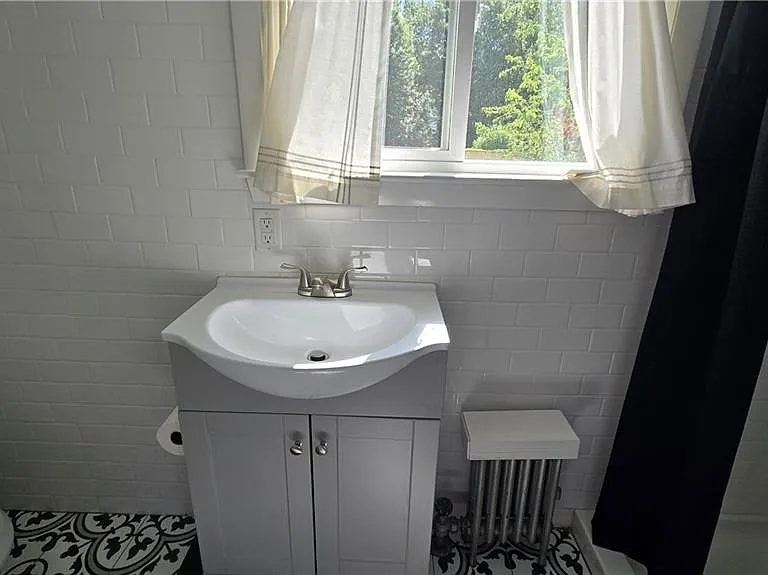 63 La Salle Dr — Photo 4