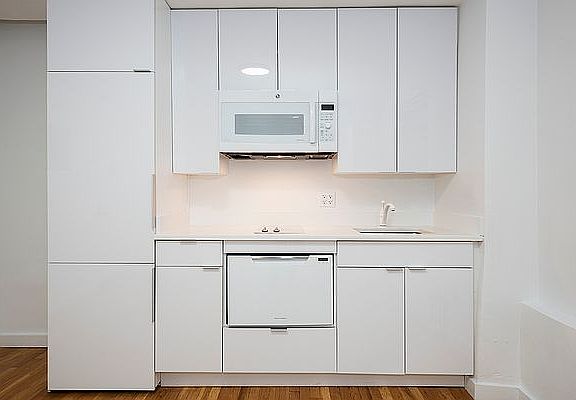 3rd image of 166 W 75th St #58