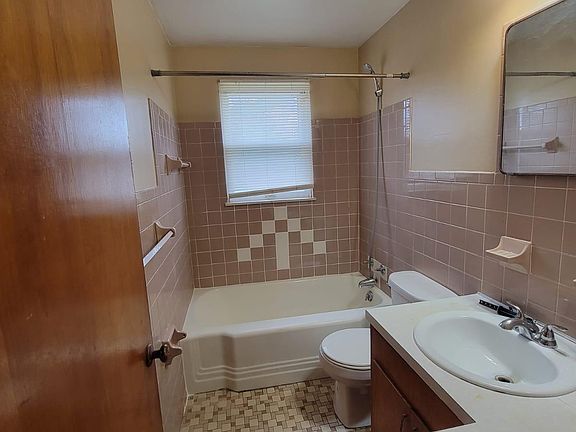 3rd image of 717 Wilbur Ave