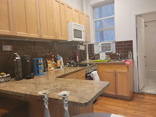 Rented by Chartwell Manhattan Realty | media 24