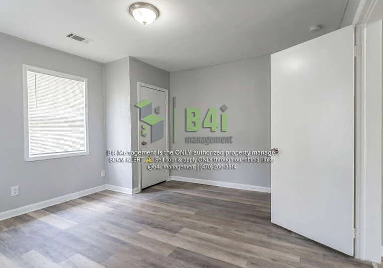 909 E 8th St — Photo 11