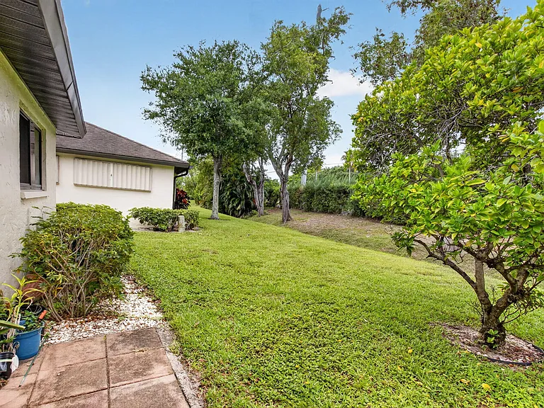 4944 Equestrian Cir #A — Photo 36