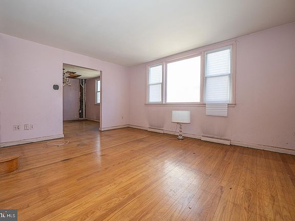 5th image of 132 Hastings Ave