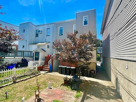 5th image of 84 Carlton Ave