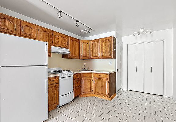 4th image of 331 W 88th St #4