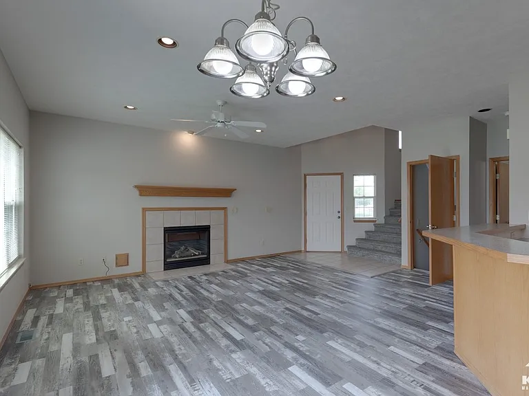 519 N Bristol Ct — Photo 7