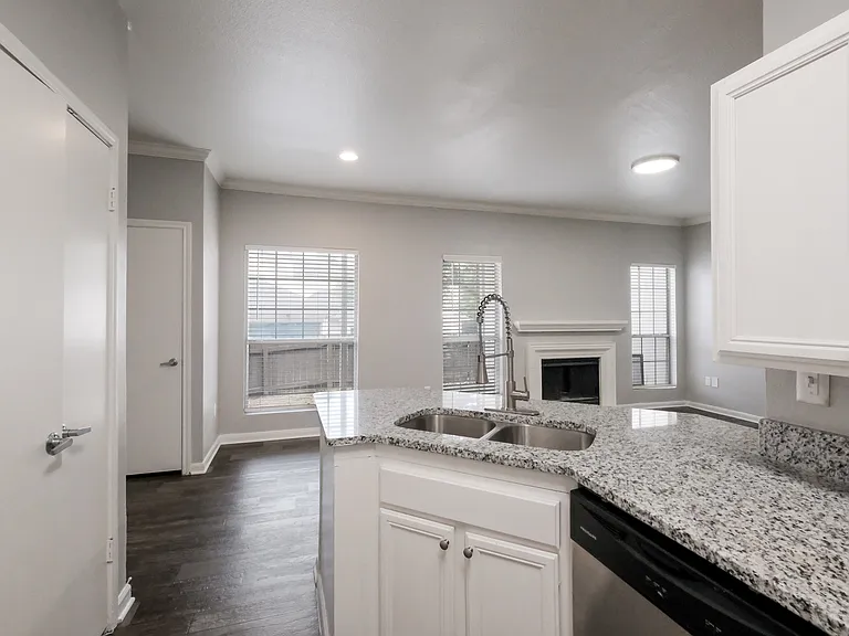 Castle Hills Townhomes — Photo 37