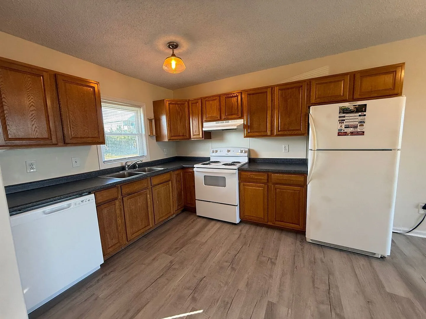 Charming 2 bedroom townhouse — Photo 2