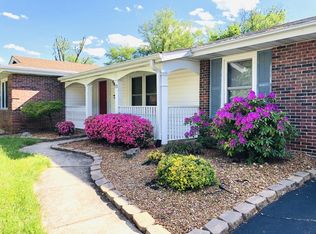 29 White Plains Dr, Chesterfield, MO
