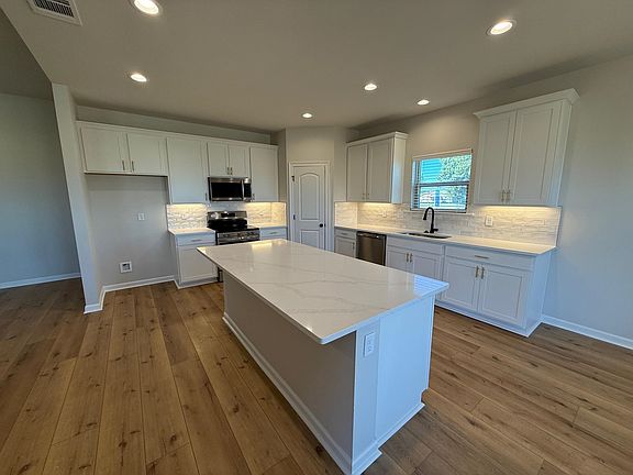 5th image of 467 Ellison Rd