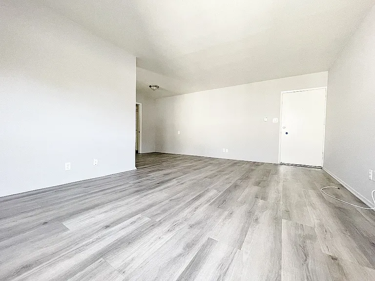 141 N Hamilton Dr — Photo 8
