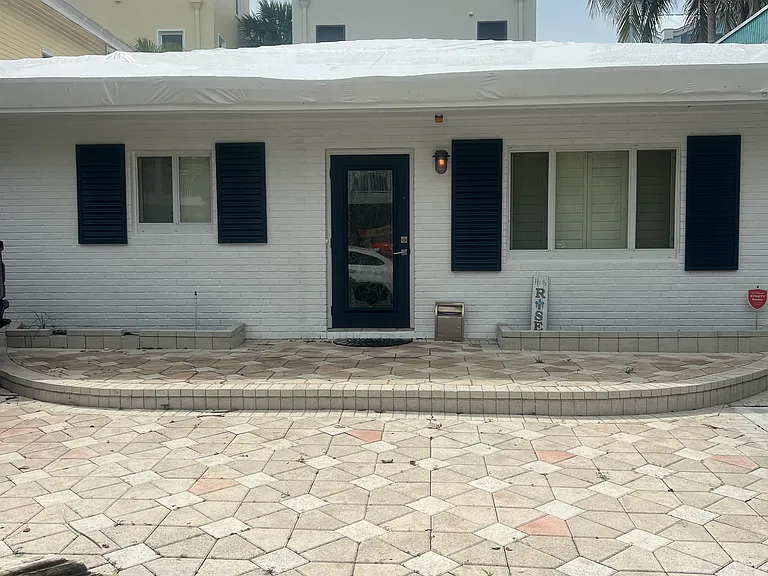 338 Oak St — Photo 1