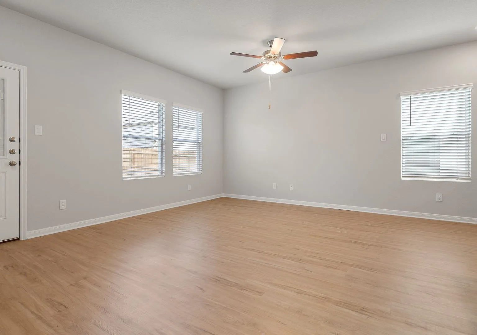 4 Week Free Move-In Special! Well-Maintained Townhome w/ Open Layout & Great Accessibility — Photo 3