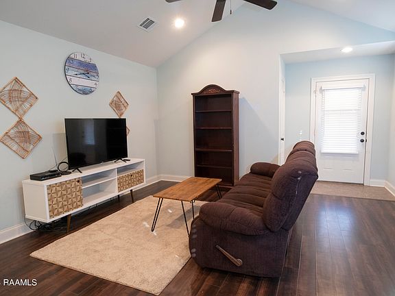 4th image of 123 Acacia Ln