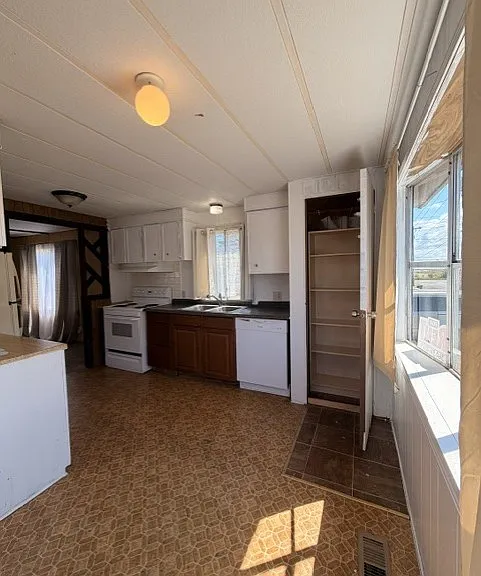 110 W Veterans Ave — Photo 3