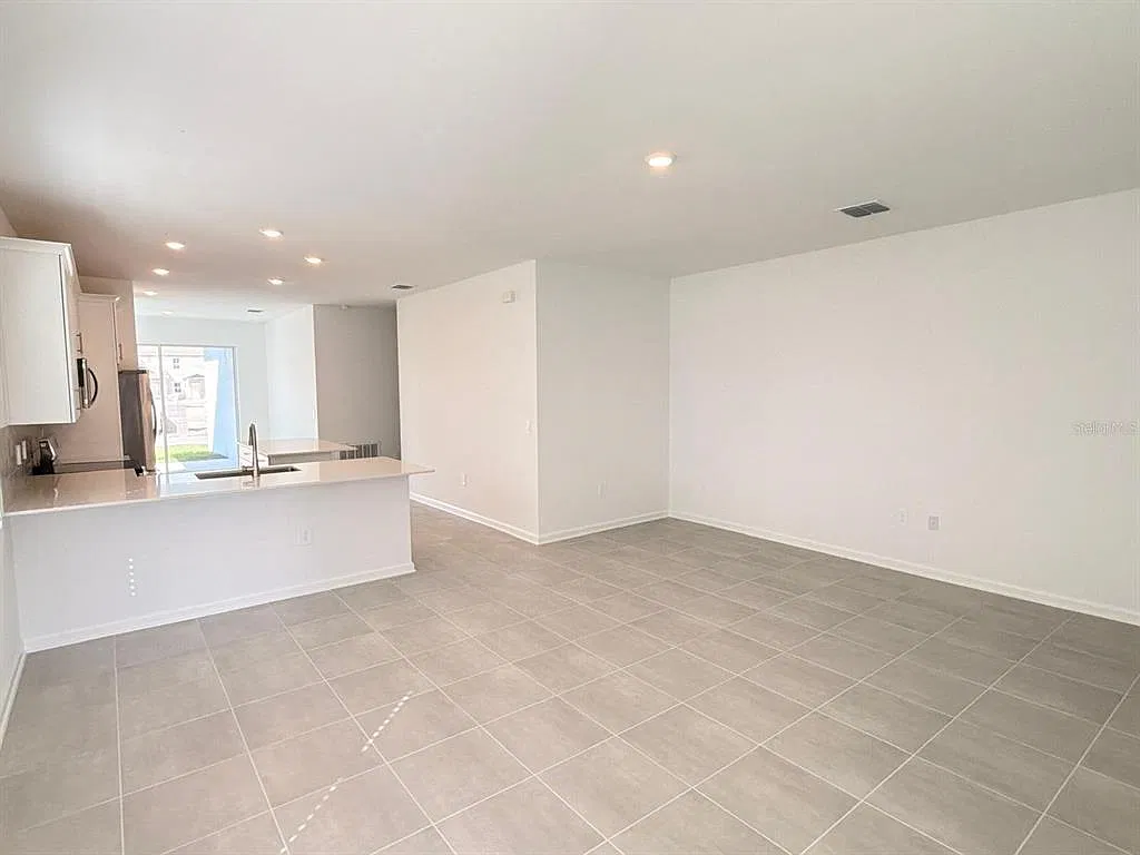 3 bed, 2.0 bath, 1659 sqft, $2,400 — Photo 3