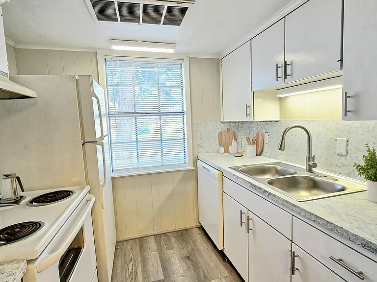 1500 N Houston Ave #16 — Photo 5