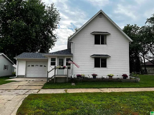 107 E Cherry St, Cherokee, IA 51012
