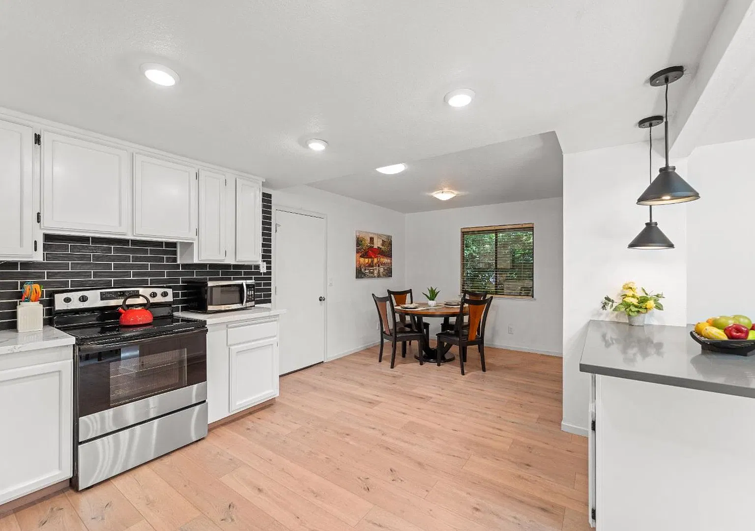 4 Bedroom Home in Sierra Oaks — Photo 2