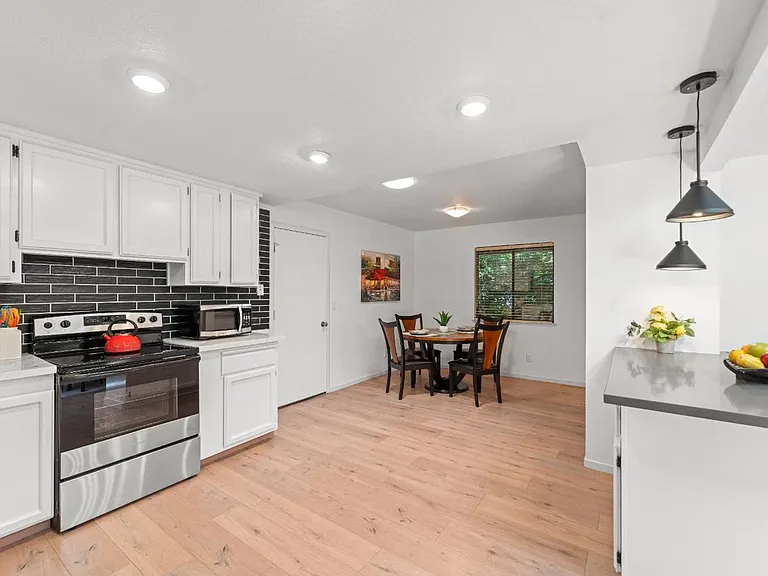 2042 University Park Dr — Photo 2